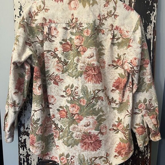 Women’s beautiful Eddie Bauer Floral Button Down shirt. Size Medium. - Picture 2 of 10